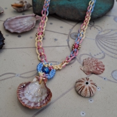 Multicolour macrame necklace with ocean shell 