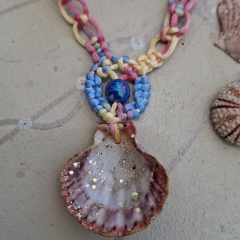 Multicolour macrame necklace with ocean shell 